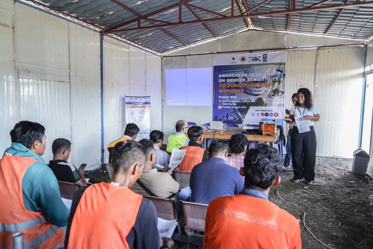 UNDPTimorLeste's tweet image. 🌟 On 22 April, UNDP, with financial support from @JapanGov, held a training on Gender Sensitivity &amp;amp; Prevention of Harassment under the RTTL Project. 🏢🎥
20 participants joined to promote respect, dignity &amp;amp; equality at work. 👥✨
#GenderEquality #SafeWorkplace #UNDP #TimorLeste