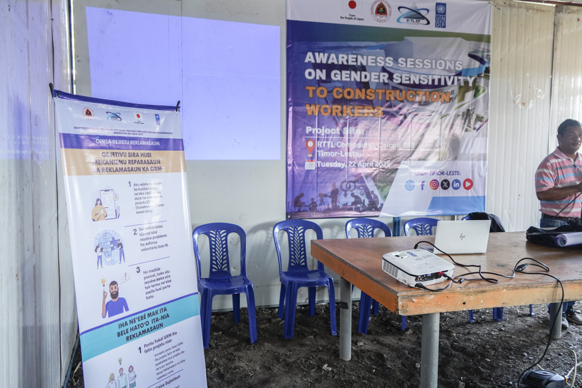 UNDPTimorLeste's tweet image. 🌟 On 22 April, UNDP, with financial support from @JapanGov, held a training on Gender Sensitivity &amp;amp; Prevention of Harassment under the RTTL Project. 🏢🎥
20 participants joined to promote respect, dignity &amp;amp; equality at work. 👥✨
#GenderEquality #SafeWorkplace #UNDP #TimorLeste