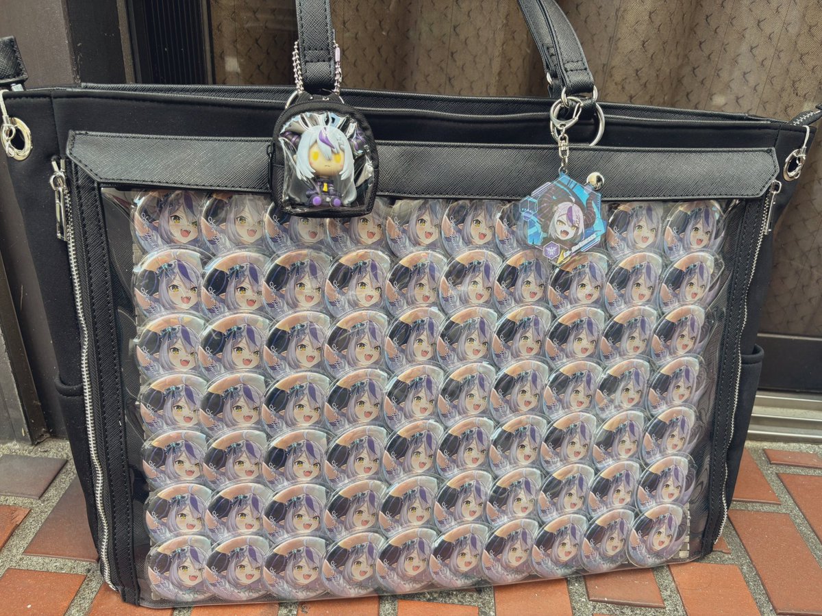 いぇーい
5th缶70個でラプ様の痛バかんせ〜！✨️
ご協力頂いた方々、身内に感謝です🙏
やっぱり70は圧巻っ‼️✨️
そしてビジュ最高😚
いっぱい持ち歩くぞ〜！