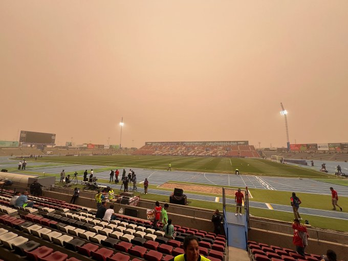 3) Y para cerrar el show, en Juárez se disputó el Bravos-Pumas bajo una riesgosa tormenta de arena; curiosamente, los auriazules, que eligen su localía al mediodía en la altura de la CDMX sin consideración al equipo rival, se negaban a jugar el partido y lo retrasaron a placer...