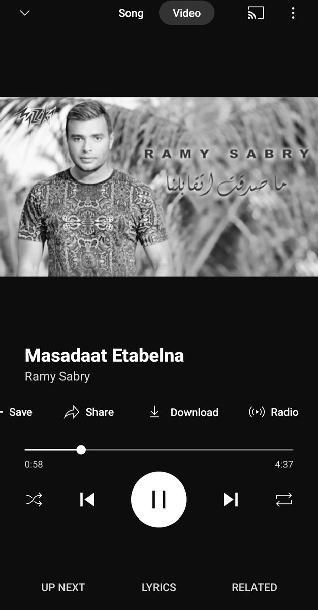 خلينا سيبنا ملي عينيّ من اللي انا فيه
خلينا يا حبيبي شوية نبعد ليه......