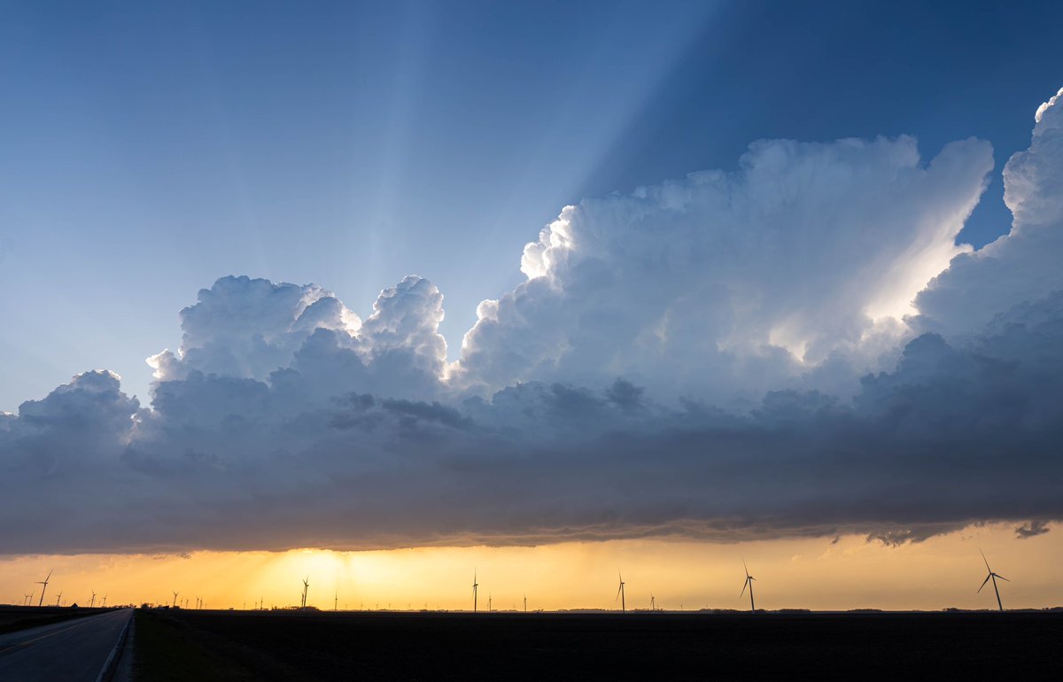 WxCjs's tweet image. sunset scenes from a busted storm chase today in Iowa