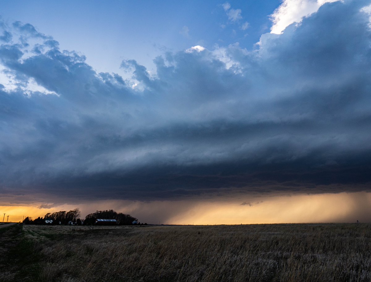 WxCjs's tweet image. sunset scenes from a busted storm chase today in Iowa