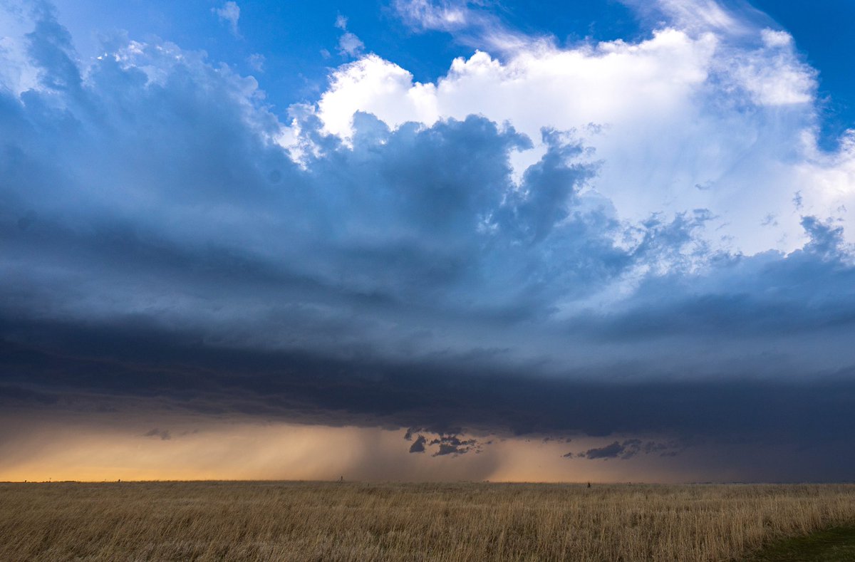 WxCjs's tweet image. sunset scenes from a busted storm chase today in Iowa