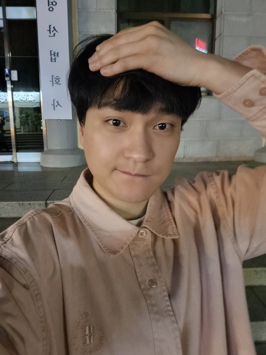totorokoyo's tweet photo. 버나드 할 때 앞머리 짧아서 셀카 찍을 때마다 머리 꾹꾹 눌러서 찍던 김쥬노가 귀여웠워... 근데 점점 본인도 본인 머리에 익숙해져서? 적응해서? 부끄러움 안 타고 찍어줌ㅋㅋㅋㅋㅋ https://t.co/yWm3zdZnwJ