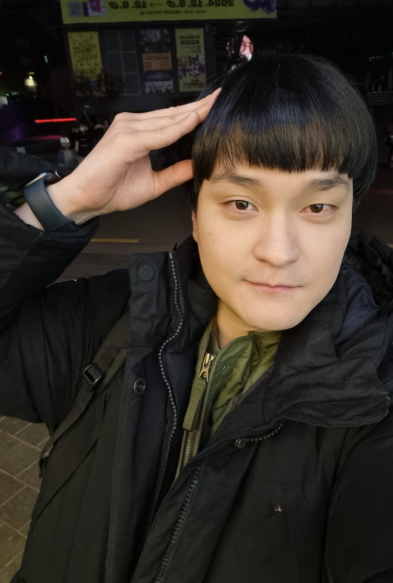 totorokoyo's tweet photo. 버나드 할 때 앞머리 짧아서 셀카 찍을 때마다 머리 꾹꾹 눌러서 찍던 김쥬노가 귀여웠워... 근데 점점 본인도 본인 머리에 익숙해져서? 적응해서? 부끄러움 안 타고 찍어줌ㅋㅋㅋㅋㅋ https://t.co/yWm3zdZnwJ