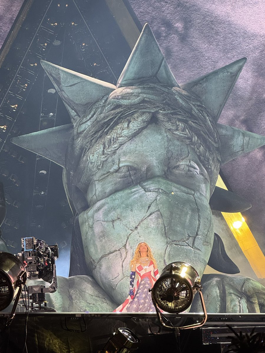 BeyonceHiveNews's tweet image. The Statue of liberty MASKED.
Several layers of meaning there.