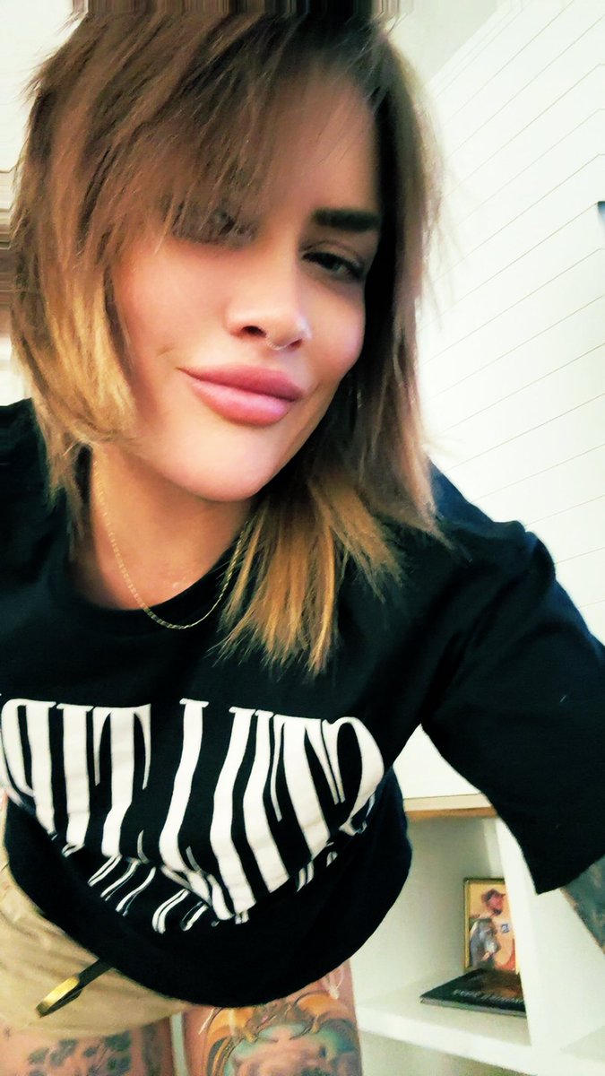 KBTheBooBonic's tweet image. Nat hair in this bitch. 🐝