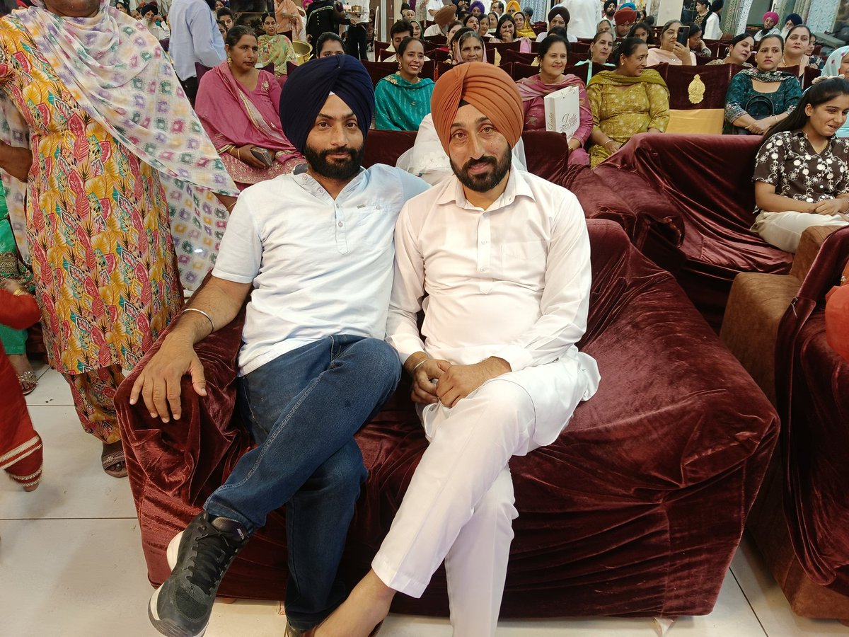 thearvindersing's tweet photo. ਵਿਆਹ ਵੇਲੇ ਜਦੋਂ ਭਰਾਵਾਂ ਵਰਗੇ ਯਾਰ ਮਿਲ ਜਾਣ ਤਾਂ ਖੁਸ਼ੀਆ ਦੁੱਗਣੀਆਂ ਹੋ ਜਾਂਦੀਆਂ ਨੇ, https://t.co/Tmor0qY8X6