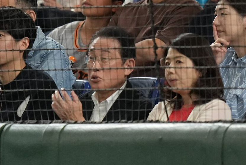 Dorapeinet's tweet photo. 試合を観戦する岸田文雄氏=東京ドーム（撮影・今野顕）（株式会社 産経デジタル）

https://t.co/d2Gy2cpFlh https://t.co/SuIBX3Tylg