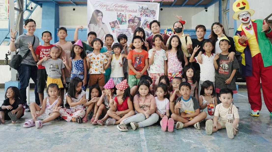 Kids' best friend!

Celebrating her 22nd birthday with kids from Brgy. Dacon GMA, Cavite. Despite preparing for her upcoming movie ‘Beyond The Call of Duty’ she prioritized sharing and bringing joy to kids. 

#MaxineTrinidad | @maxinetrinidad_
