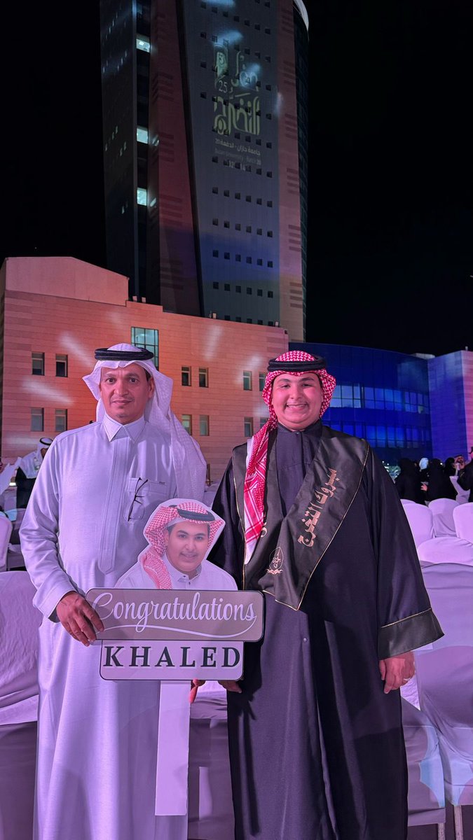 Ali_Hakami2030's tweet photo. في حفل تخريج جامعة جازان للدفعة العشرين من طلابها مع الابن د.خالد بعد تخرجه في كلية طب الأسنان ضمن الطلاب الأوائل.

نسأل الله له ولجميع زملائه التوفيق والتوفيق💐 https://t.co/6UwCEOFdst