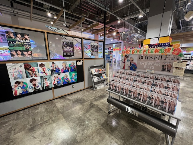 TOWERTAKASAKI's tweet photo. 【#JAMHEADS × #BOYSFILE ×タワ高】

💚本日からスタート🧡
スペシャルコラボキャンペーン開催中❣

入り口から #HAL くん&amp; #LilBell くんの超最高なイケイケポスターがお出迎え😎✨
そして、店内ではパネル展開催中💚🧡
ポスターとパネルを抽選で豪華プレゼント🎁

他CP詳細🔗https://t.co/pohPG0J31u https://t.co/v2gtG0YMxD