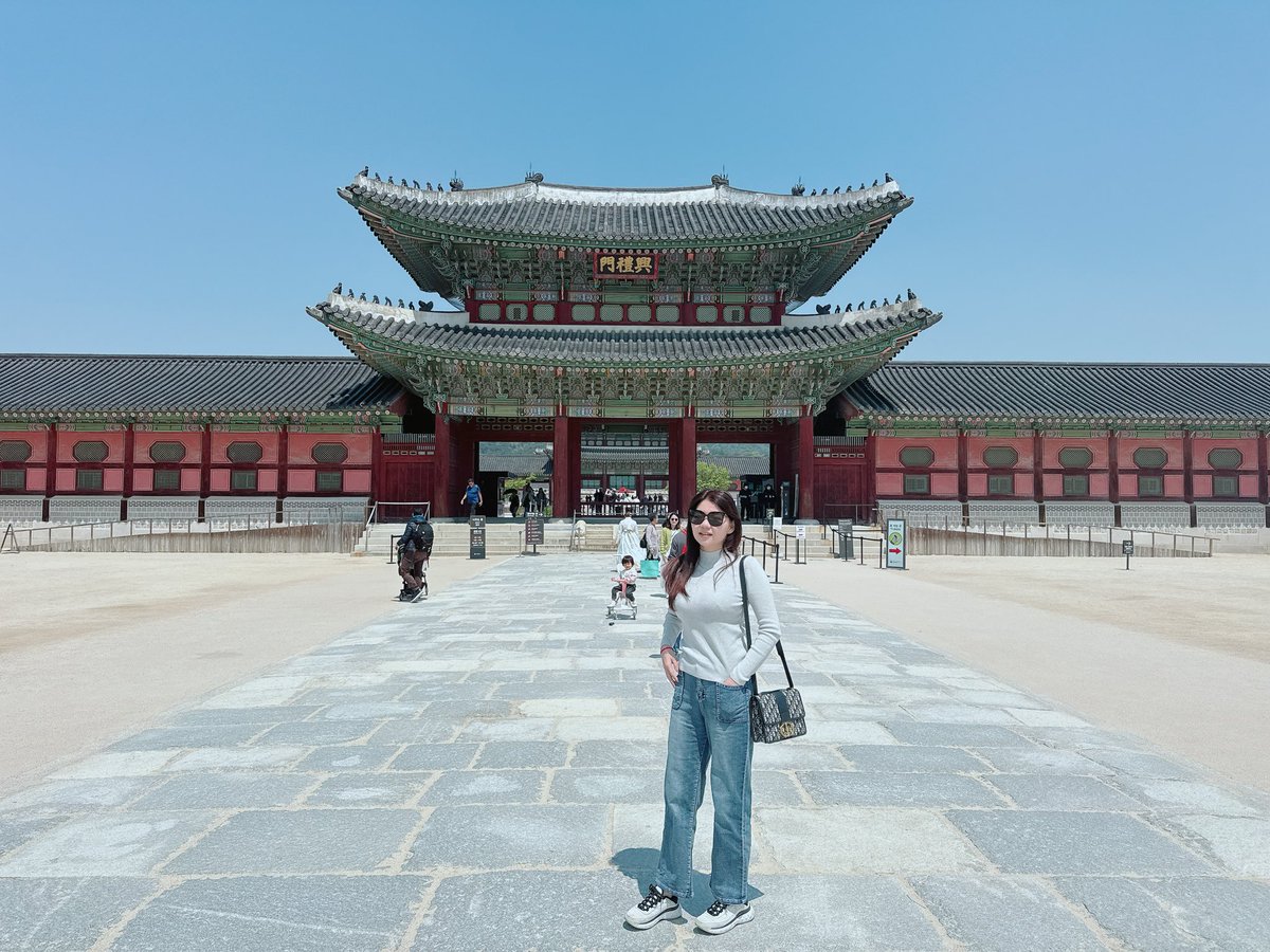 nancy_c813's tweet image. 午安！我又来韩国了
天好蓝🩵

穿梭历史，眺望城市，漫步山林。

从景福宫的古韵气息，到南山塔的城市天际线，再到瀑布森林的静谧自然。

仍不忘继续分享撸毛视频，影片剪辑中…敬请期待😚

#币見Nancy #首爾