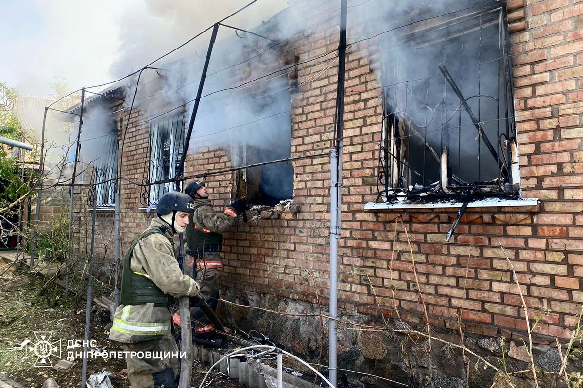 SESU_UA's tweet photo. У Нікополі російські окупанти атакували рятувальників під час ліквідації займання

Пошкоджень зазнав пожежно-рятувальний автомобіль.  Згодом ворог цинічно ще раз вдарив по рятувальниках: понівечено ще один пожежно-рятувальний автомобіль.

На щастя, постраждалих нема https://t.co/5qfDYqND2C