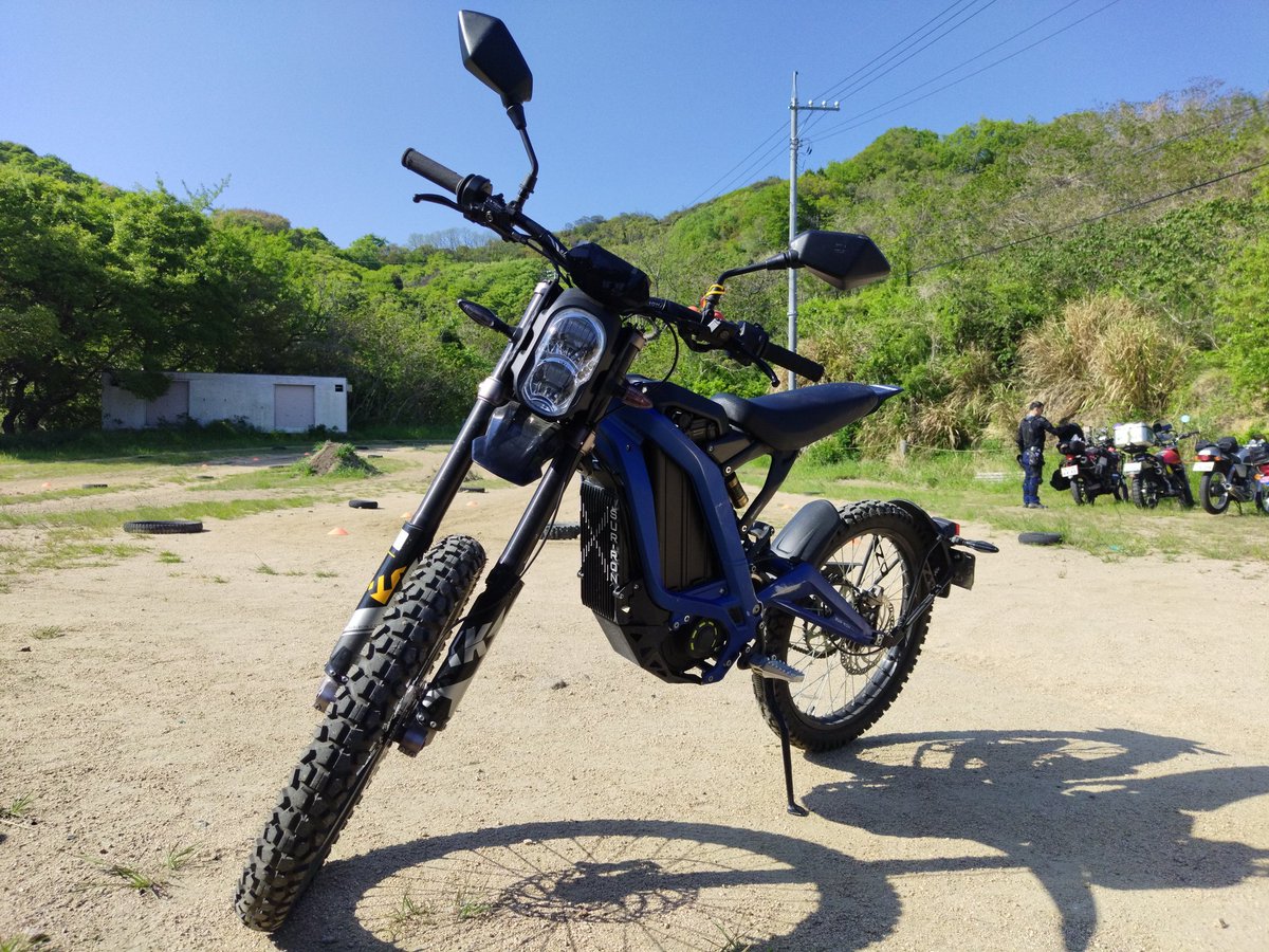 kap106's tweet image. ダートトラックうつみさんでモトエスエックスさんの #Surron #LightBee に試乗させてもらった
原付二種登録でむっちゃ軽くてパワーも十分
125ccオフ車を考えるならこれも候補に挙げていいかも？