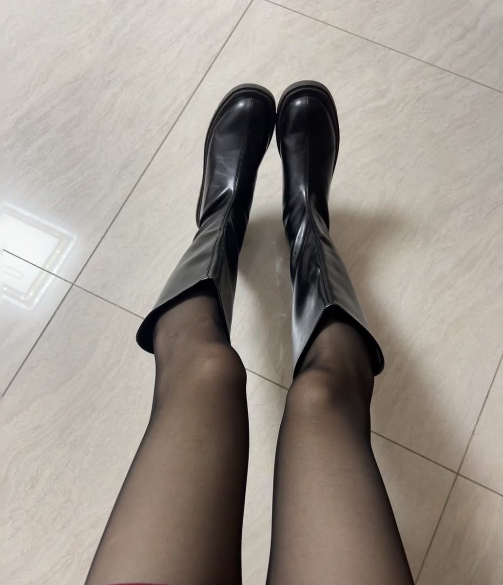 yating0707's tweet photo. 上班時都會放跳蛋在裡面會很反差嘛🤣 靴子也很臭會不會有人討厭呀 #黑絲 #長靴 #反差 #白襪 #射頻 #打胶射鞋 https://t.co/Kx8aXrq8bh