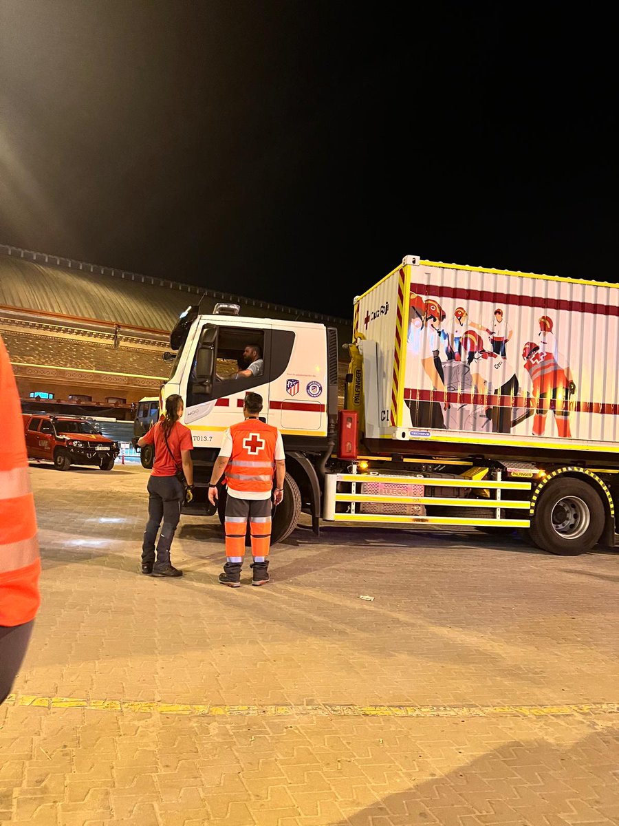 Durante esta noche de #ApagónEléctrico, los equipos de <a href="/emergenciasCREM/">Emergencias CREM</a> de #CruzRojaMadrid:

👉🏻Hemos repartido 1375 mantas y 3000 litros de agua en la estación de Atocha.
👉🏻Hemos desplegado 120 camas en el pabellón <a href="/MovistarArenaEs/">Movistar Arena España</a>.
