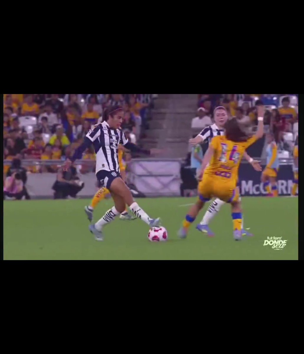 SebastianG_18's tweet photo. @tetragastesta2 @cantantearbitro @Rayadas @TigresFemenil Así es , pisa la bola y eso hace que le pegue sin querer a la de Tigres. https://t.co/BoM6CR1t3Y