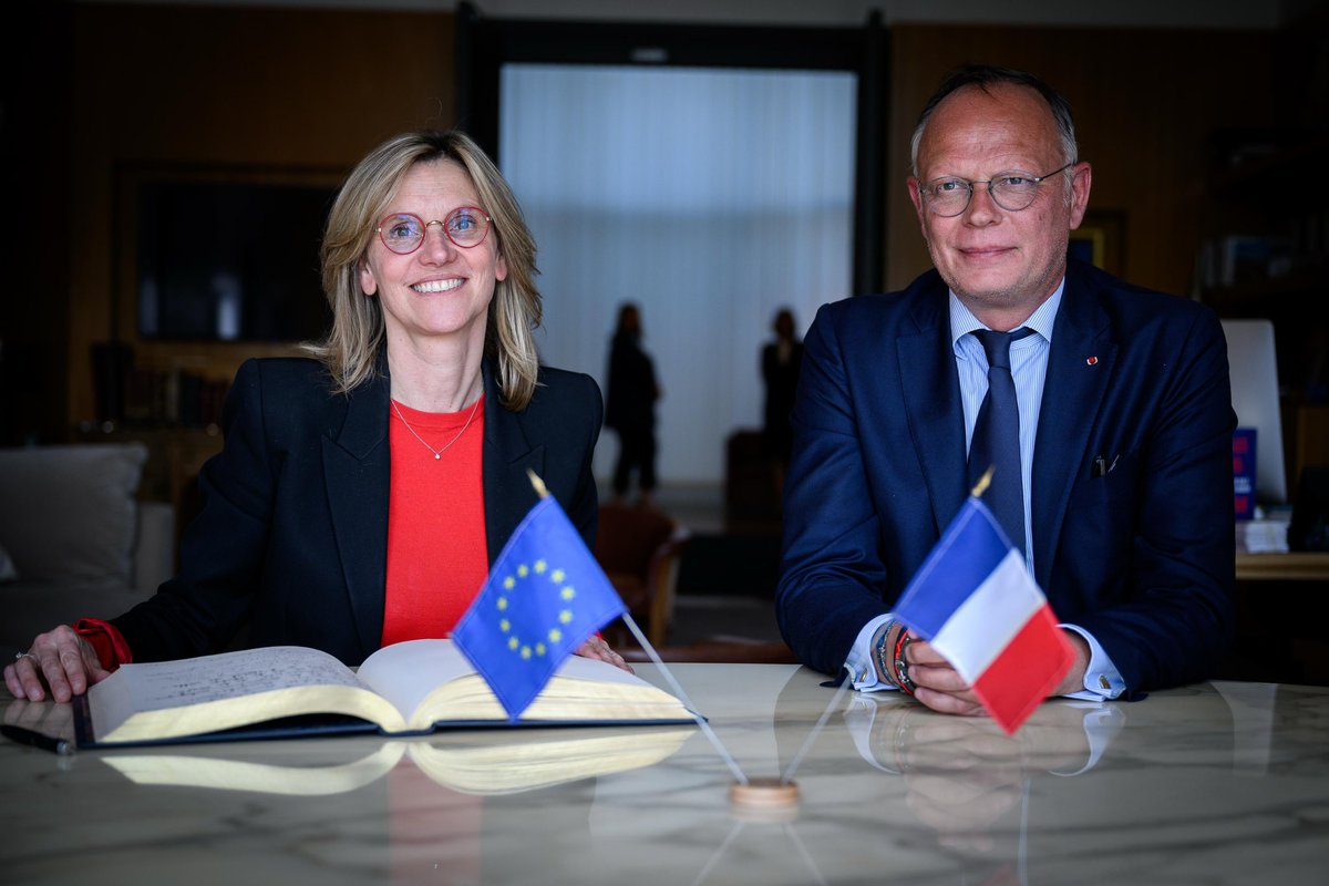 Le Havre porte de grands enjeux maritimes : transition énergétique du transport maritime, développement portuaire, attractivité des métiers, souveraineté économique.

Hier, aux côtés d’Édouard Philippe pour les aborder ensemble.

Merci cher <a href="/EPhilippe_LH/">Edouard Philippe</a> pour ton accueil !