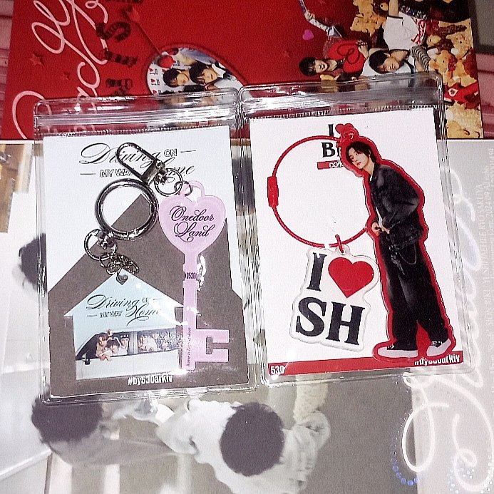 ( 💌 ) fr : <a href="/530arkiv/">‎ً</a>

me and my hyperfixation to keyrings after attending a concert graahhh thankhue for these pretty clinking buddies >_< super cute cute nila 🥺 'til the next ~

#by530arkiv