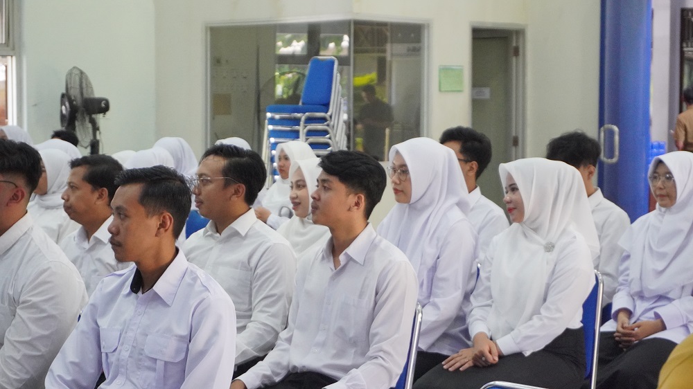 "CPNS harus mulai membangun sikap melayani dengan baik", sambut Bupati Banjarnegara pada acara Penyerahan SK Bupati tentang Pengangkatan Calon Pegawai Negeri Sipil (CPNS) Formasi Tahun 2024, di Sasana Bhakti Praja, Sekretariat Daerah Kabupaten Banjarnegara, Senin pagi (28/04).