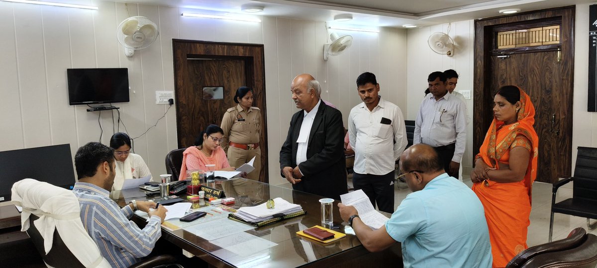 जनता दर्शन दिनाँकः 29.04.2025 में जन सामान्य की समस्याओं/शिकायतों को गम्भीरता पूर्वक सुनकर समय से निस्तारण हेतु सम्बन्धित अधिकारियों को निर्देश दिए गए।