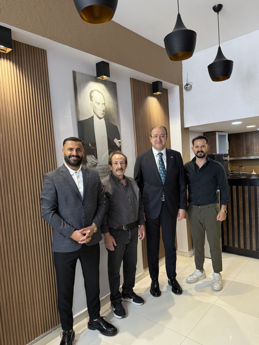 Kuaför camiası’nın emektar  ve usta ismi Arif Çam abimizi Uluslararası kuaförümüz Tuncay bey ile ziyaret ettik. Misafirperverliklerinden dolayı Arif ustamıza ve Emirkan kardeşime teşekkür ederim.