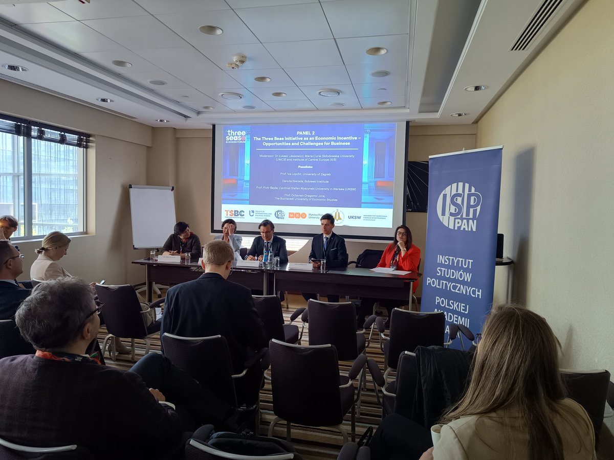 Piotr Bajda (@piotrbajda) on Twitter photo Przy okazji szczytu <a href="/3seaseu/">Three Seas Summit</a> dyskusja naukowa o regionie zorganizowana przez <a href="/ISPPAN/">ISP PAN</a> w partnerstwie z <a href="/INPiA_UKSW/">Politologia UKSW</a>. Let's start Przy okazji szczytu <a href="/3seaseu/">Three Seas Summit</a> dyskusja naukowa o regionie zorganizowana przez <a href="/ISPPAN/">ISP PAN</a> w partnerstwie z <a href="/INPiA_UKSW/">Politologia UKSW</a>. Let's start