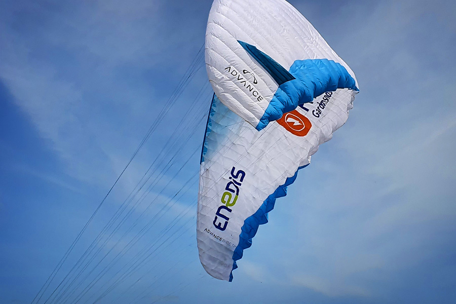 La saison des loisirs aériens arrive ! Aviation de tourisme, deltaplane, cerf-volant…🪂🪁Dans le Lot 👇📸 &amp; toute la région, @Enedisoccitanie est partenaire d'associations de loisirs aériens. Restez vigilants à proximité des lignes électriques⚡️+d'infos ➡️tension-attention.fr