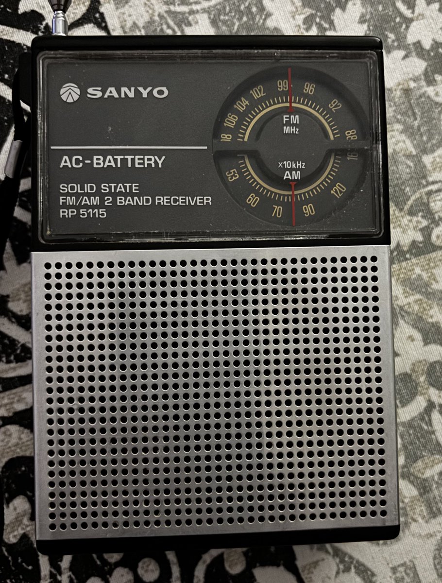 Ayer gracias a la gran afición de mi abuelo pudimos estar al tanto de muchas cosas.

Guardé con mucho cariño esta radio y volvimos a estar toda la familia alrededor del “transistor”.

😊
