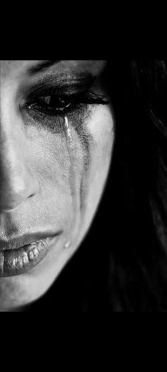 Düşsem yapraklarla!
Gözümün yeşiline bulaşan şu karanlık geceden kalma!
Kirpiklerimde saklanan seni aramaktan yorulsam!
Kelepçe de bileklerim!
Devrim kokar gidişlerim!
Beni doğarken ölüme hapseden kadere de eyvallah!..
.
.
Öyle işte!.
Karmaşam!..
.
.
🍷🌾