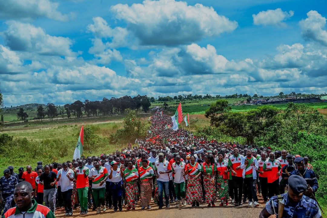 CBurunga's tweet photo. #Bueundi Intara ya Burunga yari imaze imisi yerekana inguvu abagumyabanga bafise muma komine ayigize, icogikorwa casozerewe kuyu wa 26/04/2025 muri komine Bururi. Kuruwo musi, abagumyabanga barakengurukiye Leta mvyeyi kubikorwa vy'iterambere yaranguye harimwo n'ibarabara R16 https://t.co/C3jLMRt7tn