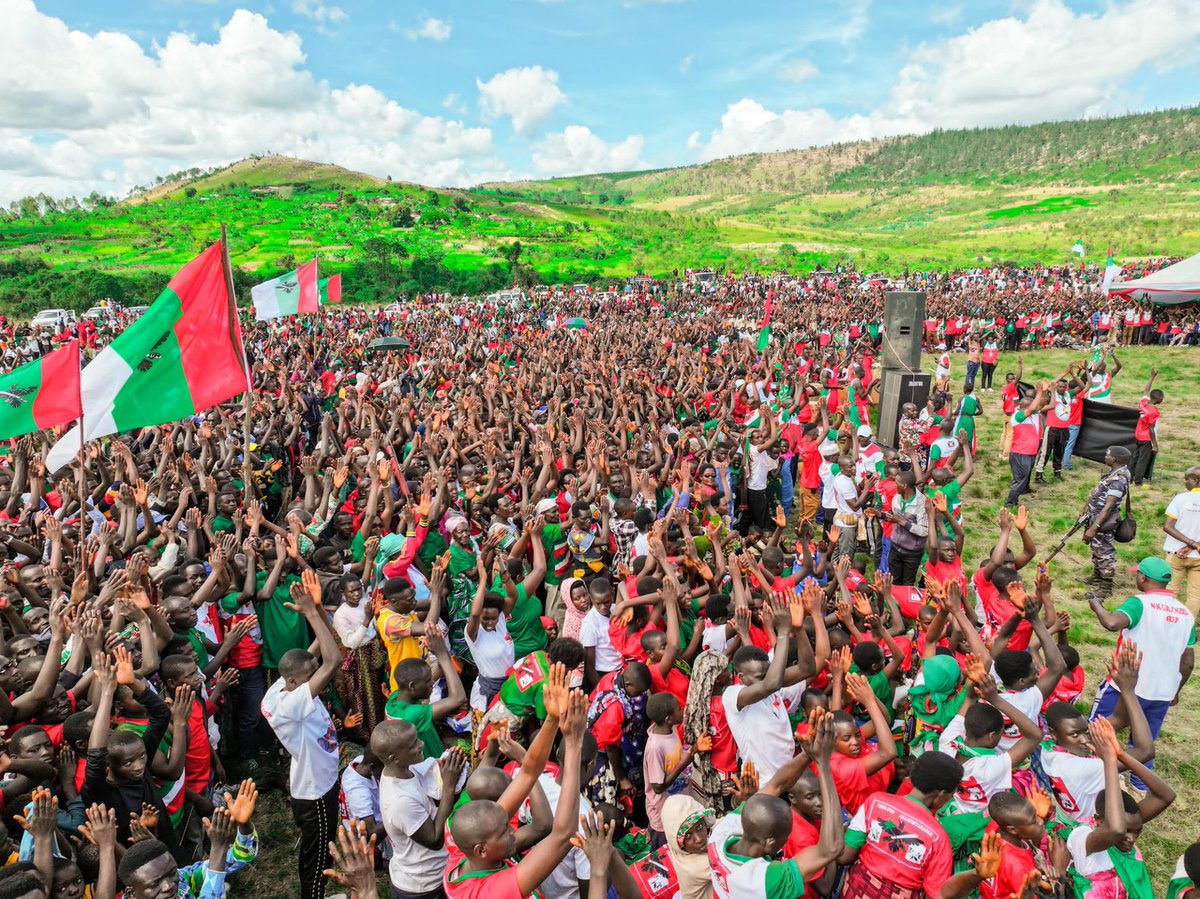 CBurunga's tweet photo. #Bueundi Intara ya Burunga yari imaze imisi yerekana inguvu abagumyabanga bafise muma komine ayigize, icogikorwa casozerewe kuyu wa 26/04/2025 muri komine Bururi. Kuruwo musi, abagumyabanga barakengurukiye Leta mvyeyi kubikorwa vy'iterambere yaranguye harimwo n'ibarabara R16 https://t.co/C3jLMRt7tn