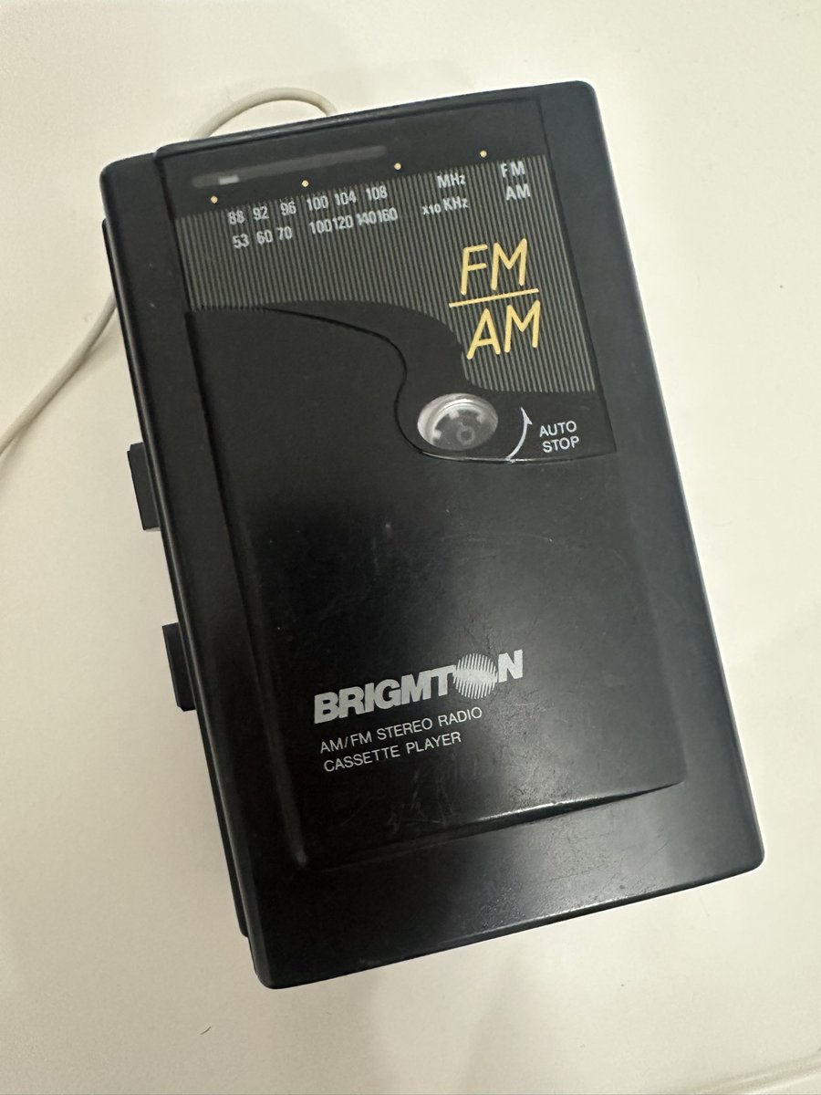 Quién me iba a mí a decir que este walkman de los 90 me iba a conectar con el mundo en 2025...
