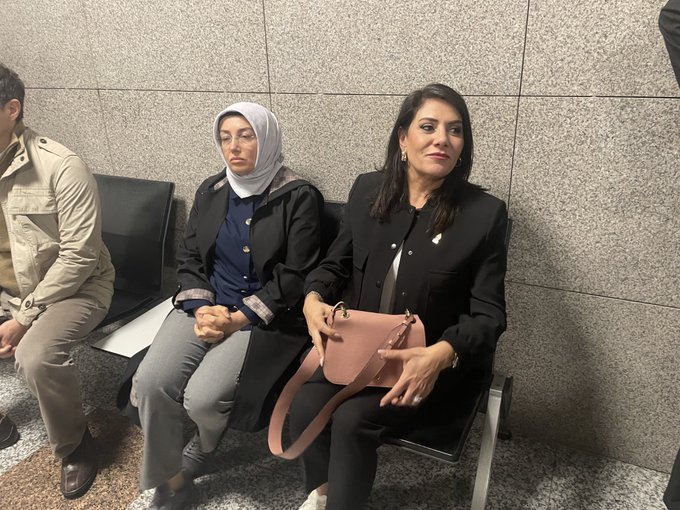 Sinan Ateş'in eşi Ayşe Ateş Ümit Özdağ'ın duruşmasını takip etmek için Çağlayan adliyesine geldi.

''Adam satmak yok''