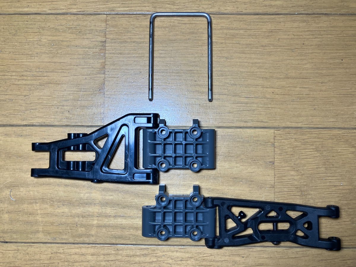 matty0227's tweet photo. タミヤDT-03に京商RB7.5のFサスアームとナックル一式移植する用の備忘録

ショックが内側にいくのでダンパーステー自作か加工必須

タミヤDTと京商RB7.5のFサスアームは長さほぼ一緒で、サスアーム基部のシャフト間スパンも一緒なので、サス周りをゴソっと移植しても寸法出しやすい💯 https://t.co/KLHuURr4Rn