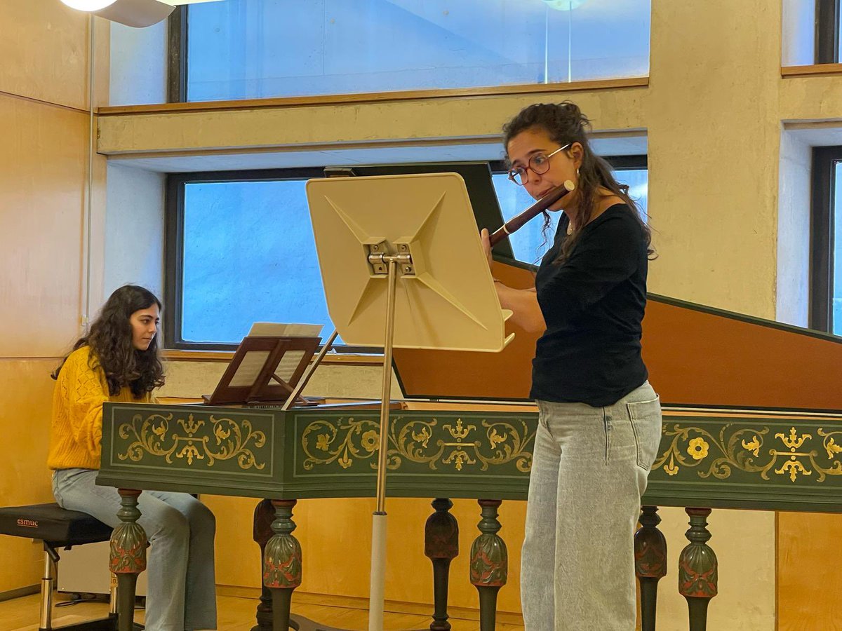 Avui "Piscolabis" del <a href="/EsmucAntiga/">ESMUC Antiga</a> (aula 110, 13:00), encara que més aviat ho podríem anomenar "Compàs d'espera".  
 
Situació ja normalitzada a l'<a href="/esmuccat/">ESMUC</a>, encara que la nostra directora, NÚRIA SEMPERE, ens demana flexibilitat, davant de previsibles problemes de desplaçament.