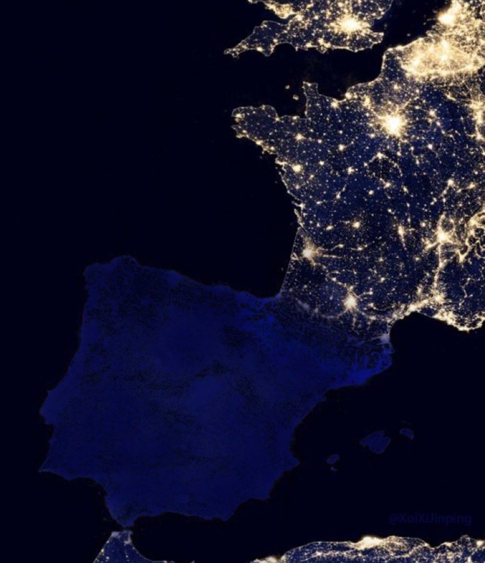 Cobras más de medio millón de euros anuales, no tienes formación en este campo, te pusieron a dirigir Red Eléctrica por ser del PSOE, habéis dejado a España a oscuras.