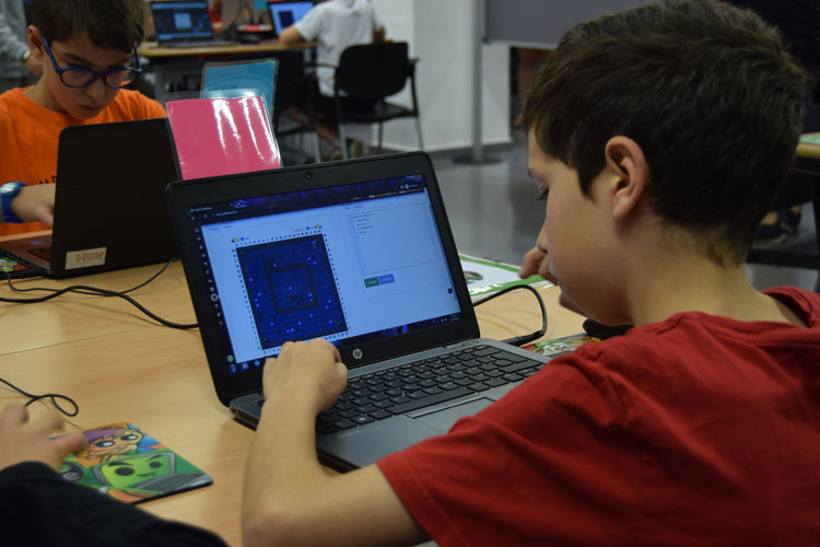 codelearn_es's tweet image. Ya está aquí la novena edición de la Karel Challenge, la competición de programación abierta para todo el mundo que organiza anualmente Codelearn. ¿Estás preparado para demostrar que eres el más rápido programando? ¡Hay grandes premios en juego! codelearn.es/blog/karel-cha…