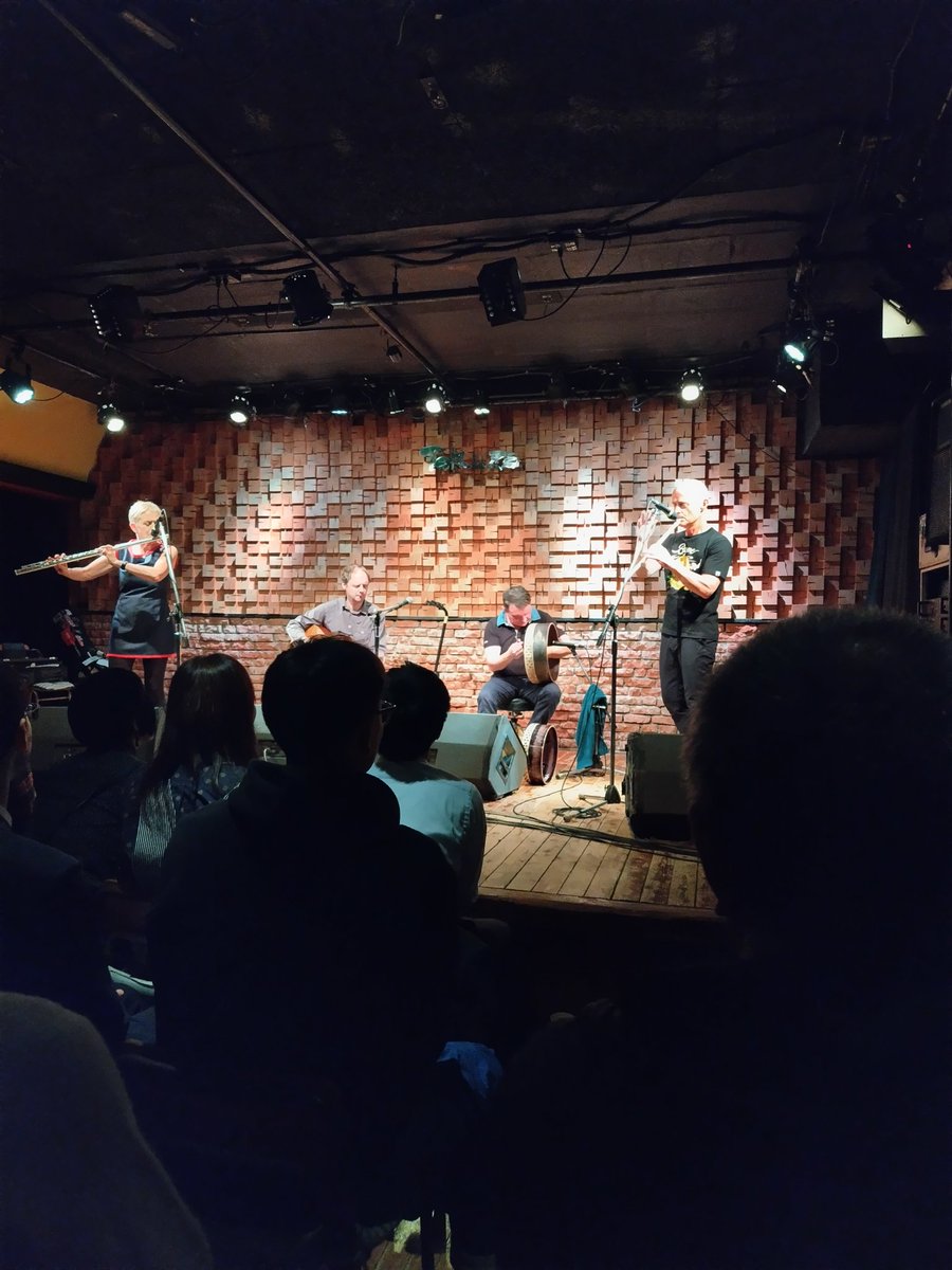 zise_matova's tweet photo. 昨日は得三でFLOOKのライブ。TLのオススメで流れてきたのから予約、何の予習もなく出掛けたけど、よかった!東京公演はピーター・バラカンも出掛けたとのXを見て、好きなものって繋がるんだなあって。#FLOOK https://t.co/rtYZ88KsKu