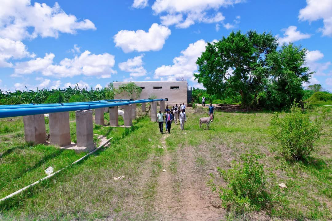 The Ministry of Agriculture and Irrigation, led by the Deputy Minister, conducted a courtesy visit to the outskirts of Kismayo to oversee and monitor the ongoing canalization projects implemented by various NGOs.The visit aimed to assess the progress and quality of the work.