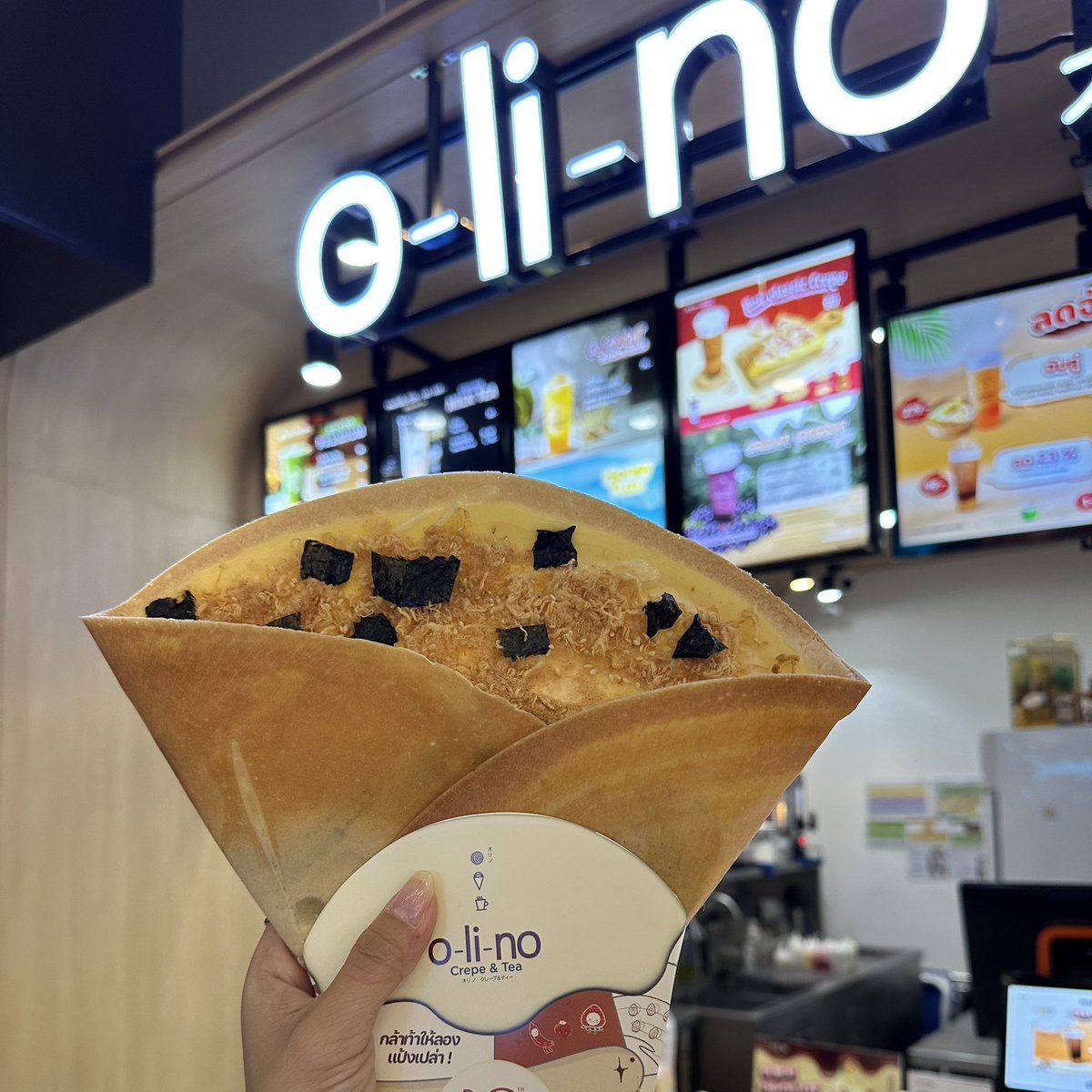 เครปคัสตาร์ดไก่หย็องเซี่ยงไฮ้ เมนูใหม่ของร้าน Olino Crepe &amp; Tea อร่อยจริงแบบต้องโดน😍 ได้แรงบันดาลใจจากเค้กหมูหย็องสาหร่ายตัวดังที่เซี่ยงไฮ้ ทางร้านจัดให้ในรูปแบบเครป แป้งเค้าอร่อยกรอบมาก คัสตาร์ดครีมออกหวานนัว มีสาหร่ายกับงาหอมกลมกล่อม คอมโบนี้เลิฟมาก👍
#olinocrepeandtea #olino
