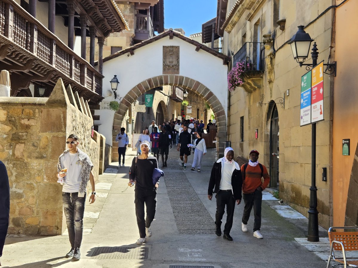 🚶 Una quarentena de persones de #Bayt han participat aquest diumenge a la <a href="/magiclineSJD/">Magic Line SJD</a>! Persones usuàries, de l'equip tècnic, voluntàries i en pràctiques han pres part tant de la caminada com del muntatge i els punts d'avituallament. Gràcies a tothom que hi va participar! 😍