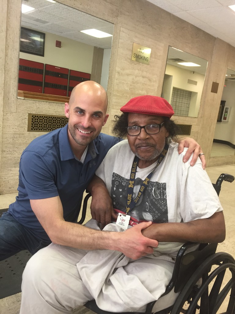 Connection isn’t complicated.
It starts with a smile.
A few bucks.
A conversation.
It starts with seeing someone.
Really seeing them.
Here the full story on this week's podcast episode here:
buzzsprout.com/1962262/episod…
#GiftOfConnection #HumanSpirit #KindnessMatters #HumanConnection