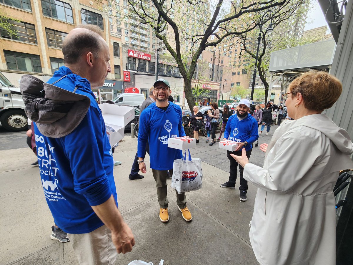 Special thanks to <a href="/ValleyBank/">Valley Bank</a> for their half dozen volunteers at the <a href="/East86th/">East 86th St Assn</a>, Clean Team, helping to make the UES a better place to live and work!