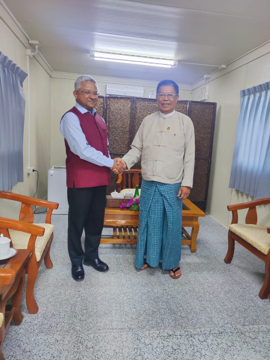 IndiainMyanmar's tweet image. Installation of pre-fab units for Ministry of Planning &amp;amp; Finance of Myanmar, completed in Naypyitaw today. Ambassador @AmbAbhayThakur visited it, and thereafter met Deputy PM &amp;amp; Foreign Minister U Than Swe to discuss continued India-Myanmar cooperation.
@MEAIndia
#OperationBrahma