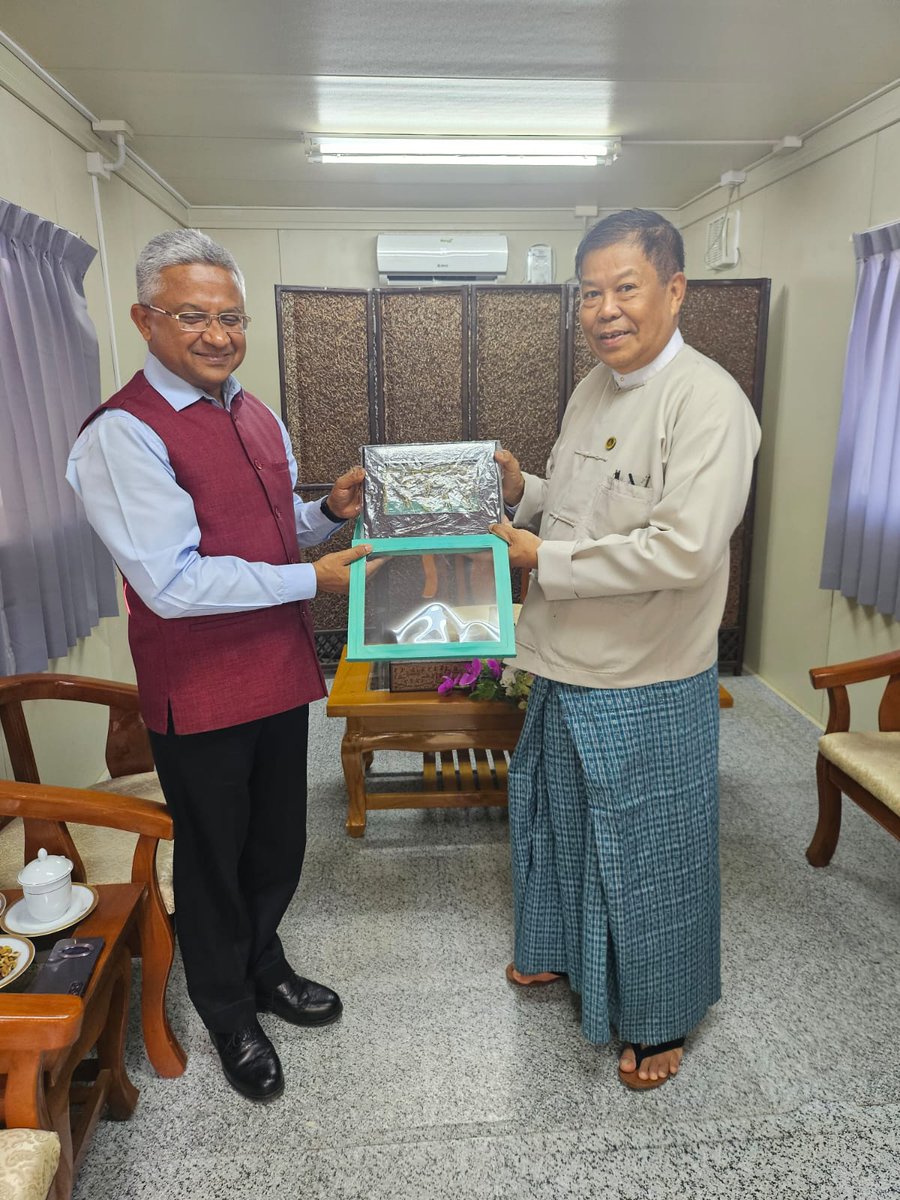 IndiainMyanmar's tweet image. Installation of pre-fab units for Ministry of Planning &amp;amp; Finance of Myanmar, completed in Naypyitaw today. Ambassador @AmbAbhayThakur visited it, and thereafter met Deputy PM &amp;amp; Foreign Minister U Than Swe to discuss continued India-Myanmar cooperation.
@MEAIndia
#OperationBrahma