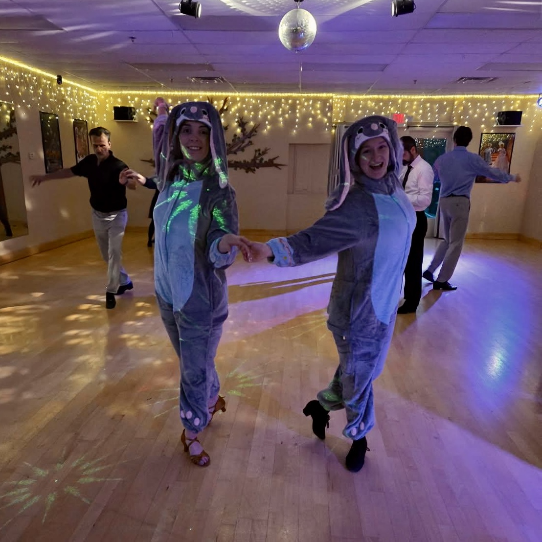 MiddletownFADS's tweet photo. Tuesday’s are better when you’re dancing in a bunny suit! Ready to step into the fun?
Whether you’re in heels, sneakers, or fuzzy ears — there’s a spot for YOU on our dance floor!
Message us today!

 #BallroomMagic #TrySomethingNew #DanceLife #MiddletownCT #FredAstaireCT

🐰🌸🌿 https://t.co/W5T7ucPx7w