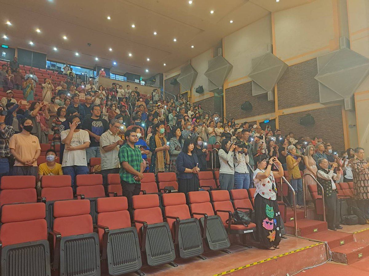 IndiansTaiwan's tweet photo. 🇮🇳 In honor of Kashmir attack victims, 2025 Taipei Indian Cultural Festival final show was dedicated to their memory. Starting with prayer for peace, aritsts lit diya &amp; candles; audience of Taiwanese &amp; #IndiansInTaiwan lit phones. Classical recitals paid tribute. Video link ⬇️ https://t.co/38f9AgkNYL